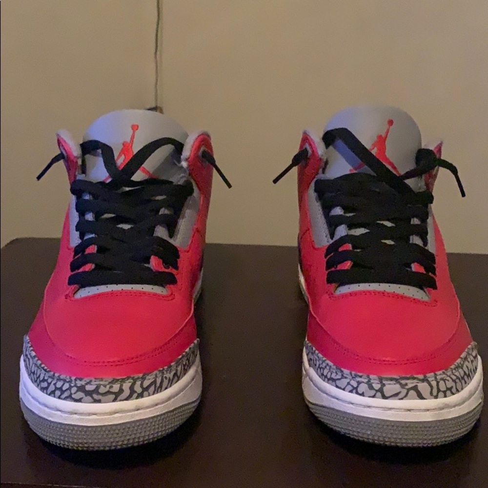 Jordan 3 SE fire red